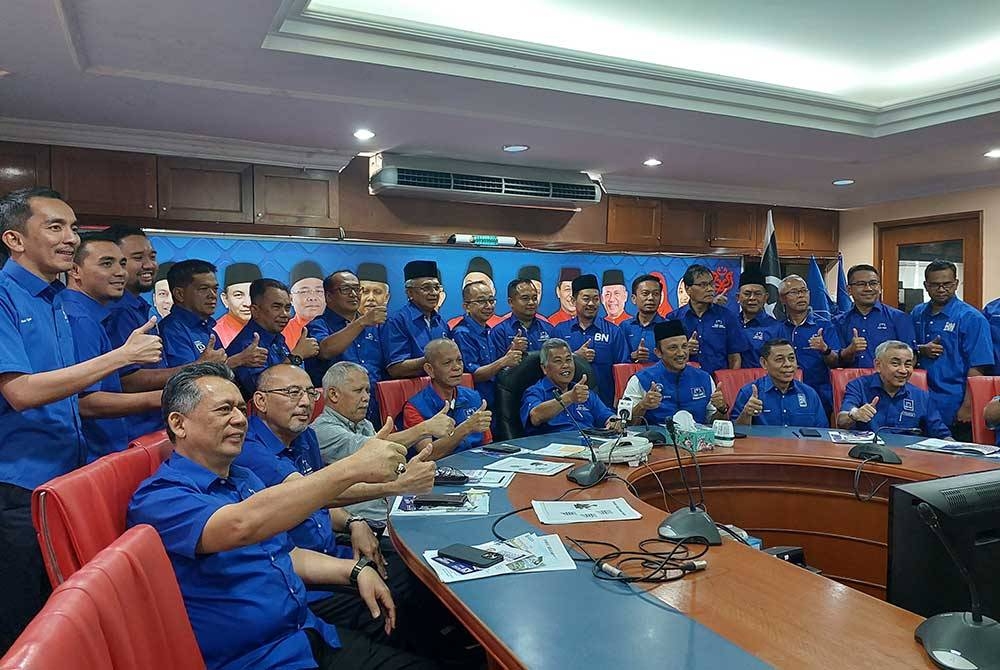 Ahmad (tengah) bersama barisan calon BN Terengganu semasa melancarkan manifesto BN Terengganu di Pejabat Perhubungan UMNO Negeri Terengganu di Kuala Terengganu pada Selasa.