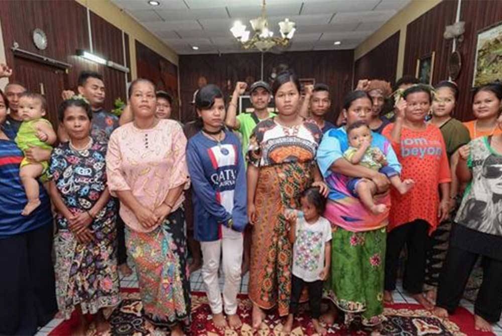 Tujuh keluarga murid Orang Asli dari SK Tohoi, Gua Musang yang hilang pada Ogos 2015 gembira kerana kerajaan bersetuju memberi pampasan kepada mereka. - Foto Bernama