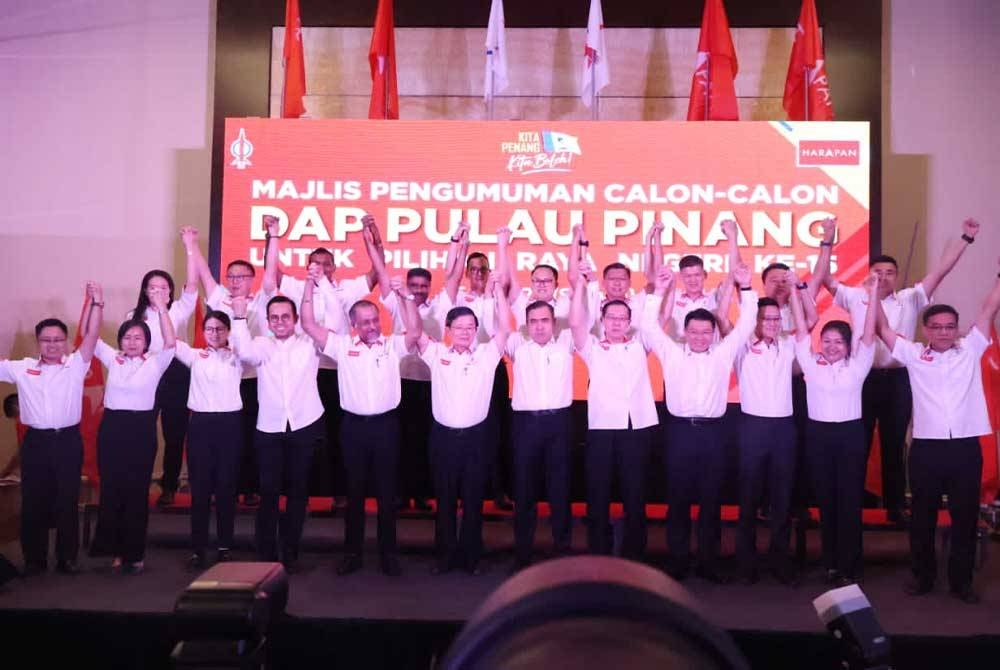 Kesemua calon DAP Pulau Pinang bergambar bersama Anthony (enam dari kanan) dan beberapa pemimpin DAP Pusat.