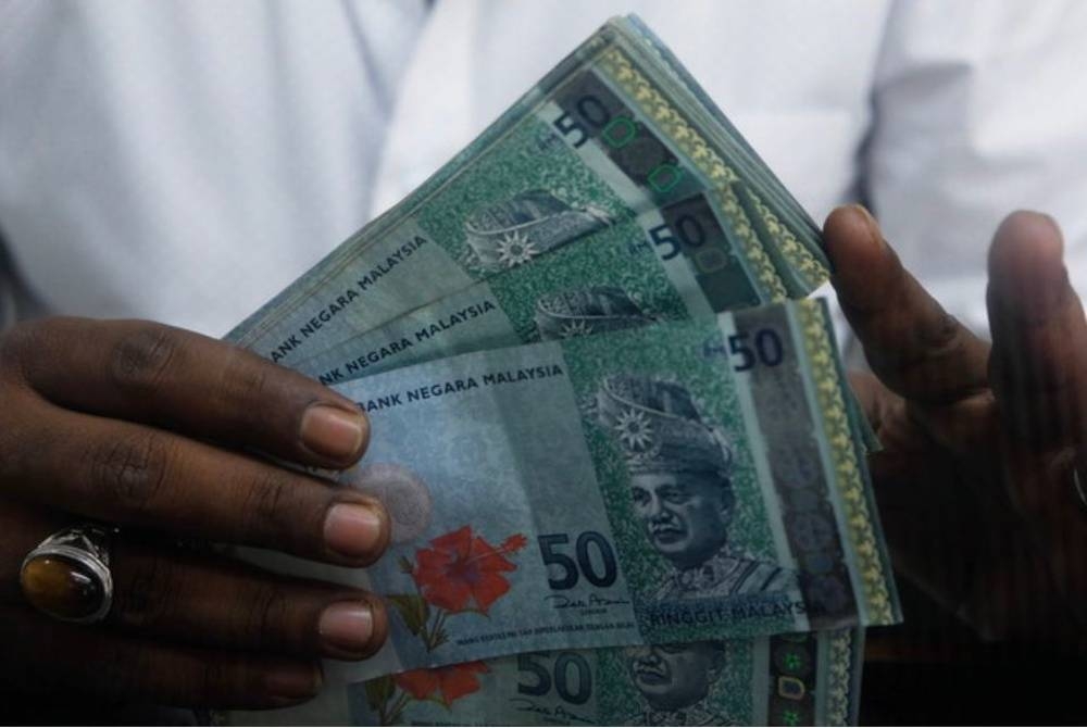 Ringgit meningkat kembali berbanding dolar AS untuk ditutup tinggi sedikit pada Selasa. - Foto Bernama