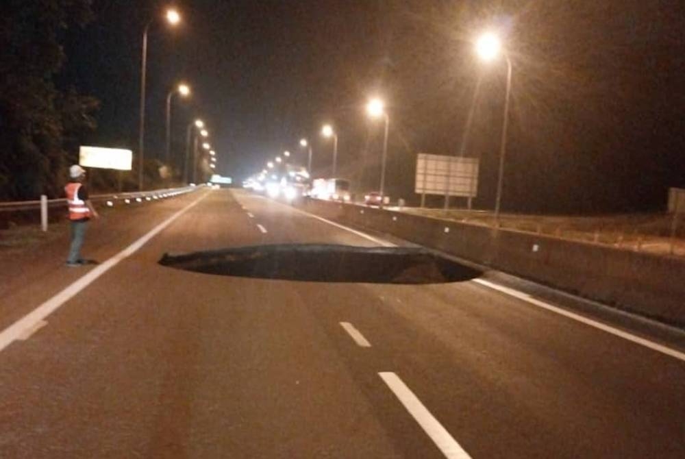 Gambar kejadian jalan mendap di KM66.1 Lebuhraya KLK yang dikongsi pengguna media sosial pada Selasa.