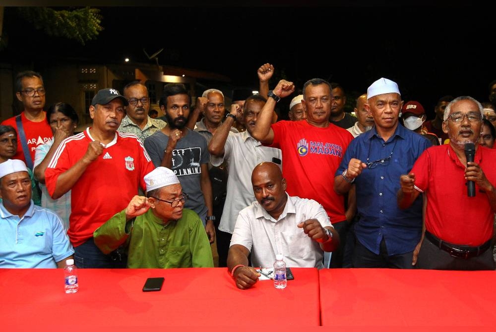 Kalai Selvan (duduk, kiri) bersama Ketua Cawangan Amanah DUN Paroi dan pemimpin masyarakat DUN Paroi menyatakan bantahan terhadap calon Norwani.