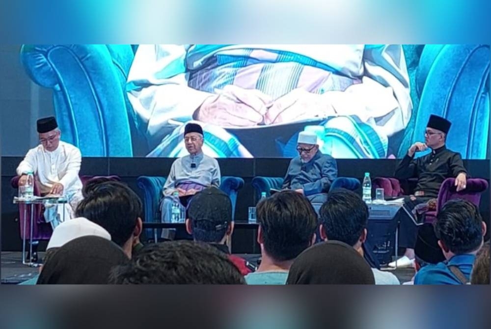 Dr Mahathir (dua, kiri) ketika dalam program Townhall Bicara Negarawan dan Agamawan untuk Rakyat Malaysia di Dewan i-City Convention Centre, i-City Central Walk pada Selasa.