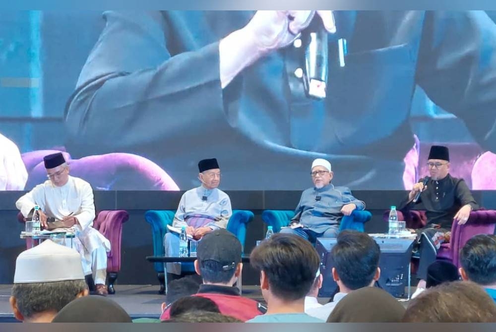 Abdul Hadi (dua dari kanan) bersama Mahathir (dua dari kiri) pada program Townhall Bicara Negarawan dan Agamawan Untuk Rakyat Malaysia di Dewan Konvensyen I-City.