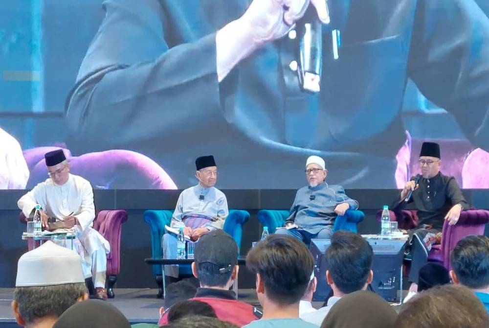 Dr Mahathir (dua kiri) bersama Presiden Pas, Tan Sri Abdul Hadi Awang pada program Townhall Bicara Negarawan dan Agamawan Untuk Rakyat Malaysia di Dewan Konvensyen I-City pada Selasa.