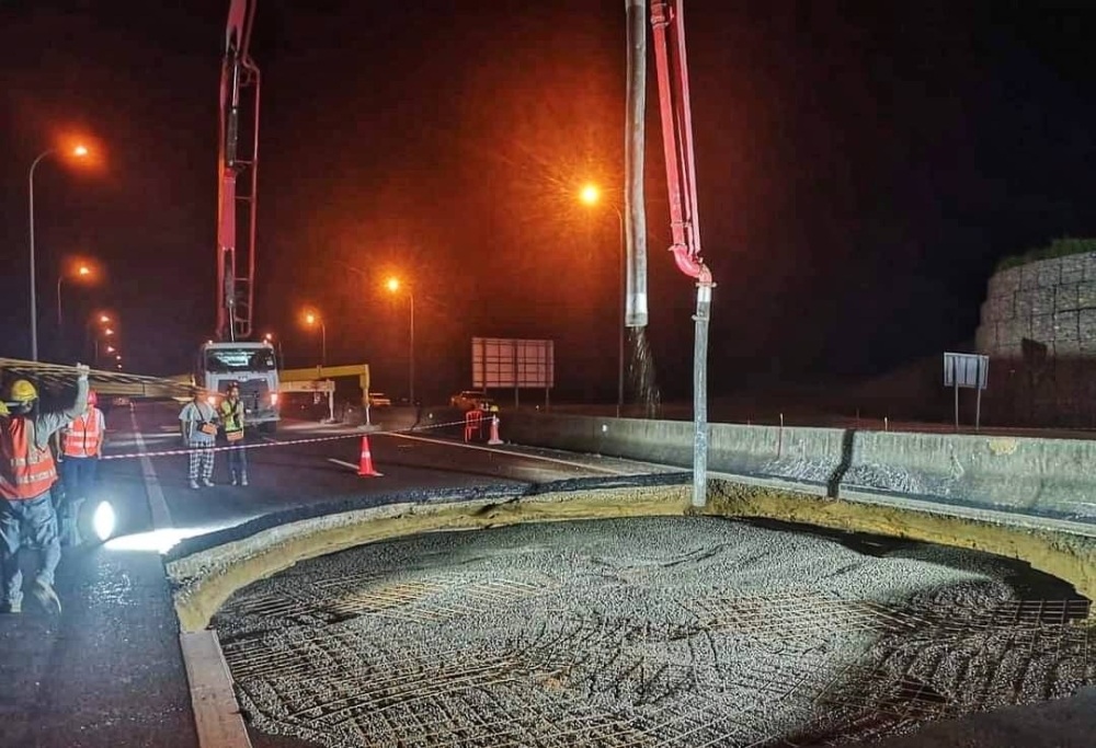 Kerja-kerja menutup lubang akibat tanah mendap di lokasi kejadian. Foto: Facebook ECRL