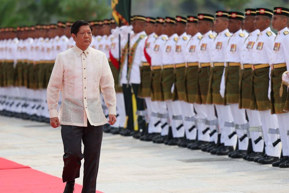 Ferdinand Marcos Jr memeriksa pasukan Kawalan Kehormat Utama Batalion Pertama Rejimen Askar Melayu Diraja (RAMD) pada upacara sambutan negara di Istana Negara hari ini. - Foto Bernama