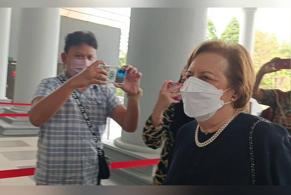 Zeti Aziz hadir di Mahkamah Tinggi pada Rabu.