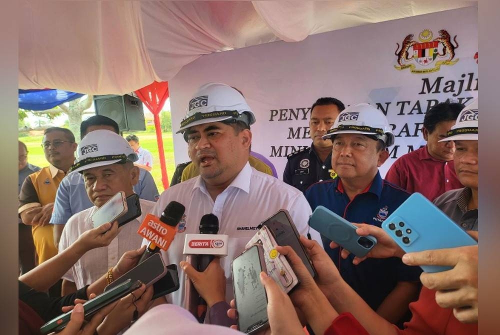 Shahelmey ketika ditemui pemberita selepas menyempurnakan Majlis Penyerahan Tapak Projek Cadangan Menaiktaraf dan Membaik Pulih Mini Stadium Majlis Daerah Putatan di pekarangan Majlis Daerah Putatan.