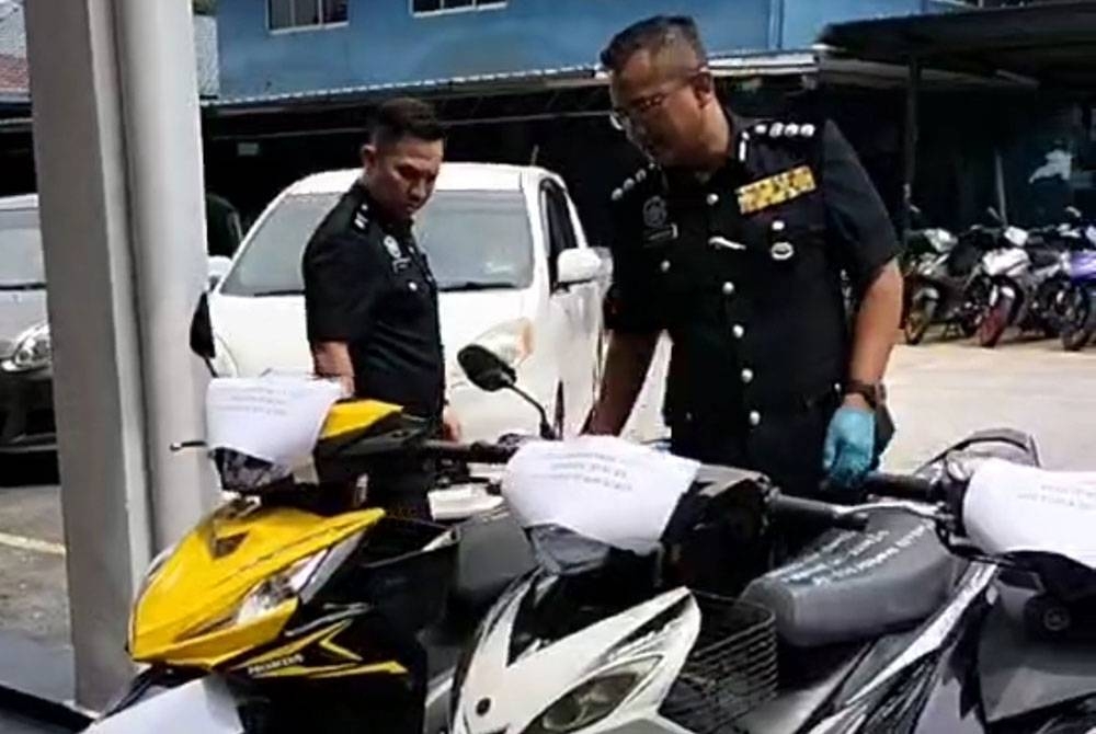 Mohamad Fahkrudin melihat rampasan motosikal yang dicuri oleh Geng Ento Batang C.