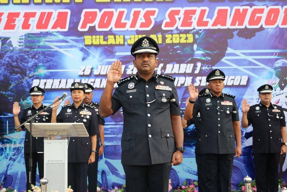 Hussein (depan) semasa Perhimpunan Bulanan Kontinjen Selangor di Menara 2 IPK Selangor pada Rabu.