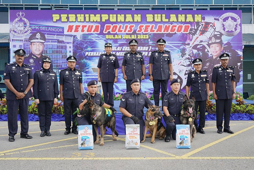 Hussein bersama pegawai kanannya bergambar bersama Unit K9 Kontinjen Selangor selepas perhimpunan bulanan bagi bulan Julai 2023 di Menara 2 Ibu Pejabat Polis Kontinjen Selangor pada Rabu.