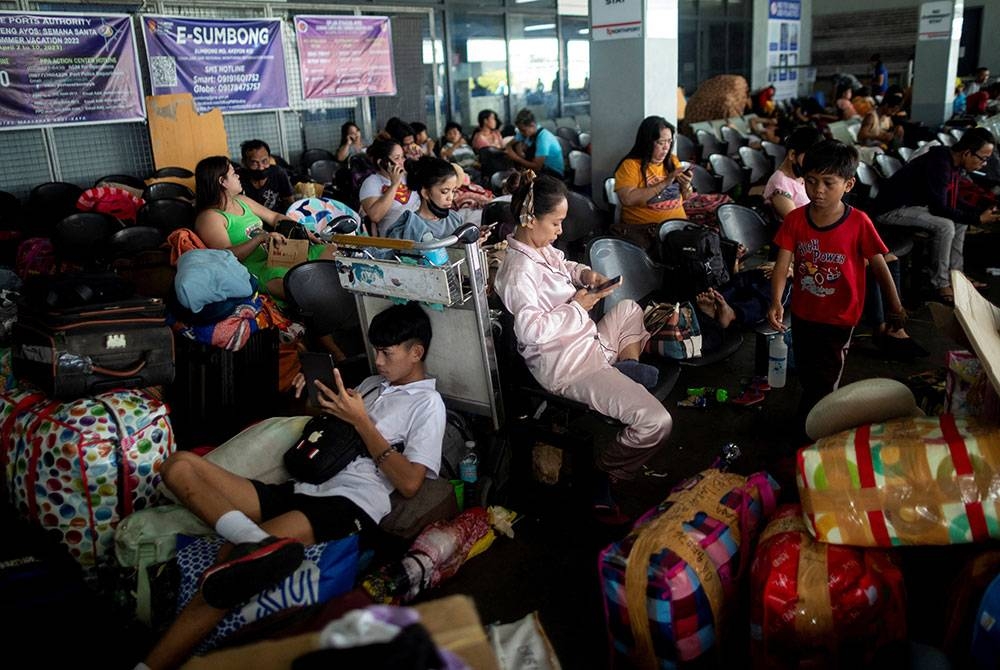 Sekurang-kurangnya seorang maut dan lebih 11,000 hilang tempat tinggal. FOTO: REUTERS