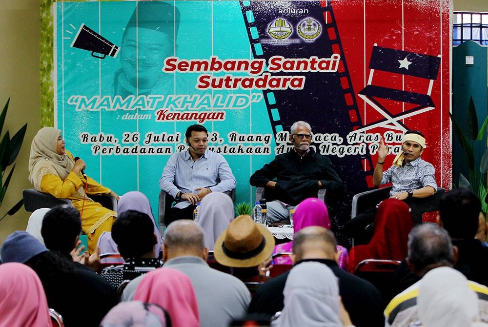 Penulis dan Pengkritik Filem, Hassan Muthalib (dua dari kanan) bersama Bell Ngasri (kanan) dan Mohd Khalid Amen Mohamed (tiga dari kanan) pada program Sembang Santai Sutradara MAMAT KHALID: Dalam Kenangan. Foto: Bernama