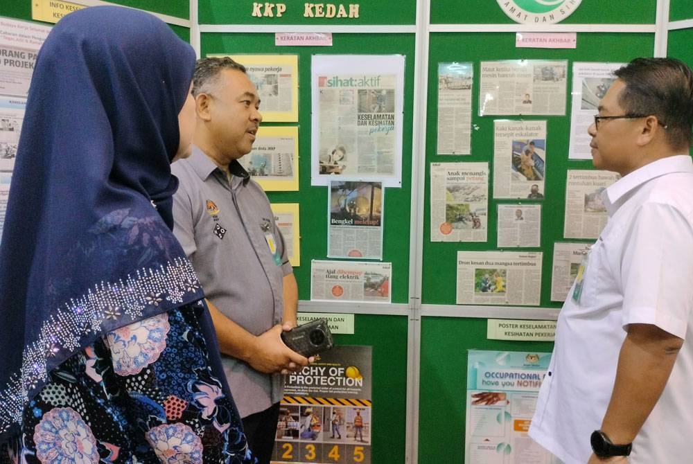 Mustapha (kanan) melihat pameran sempena Minggu Keselamatan dan Kesihatan Pekerjaan Peringkat Negeri Kedah di Gurun pada Rabu.