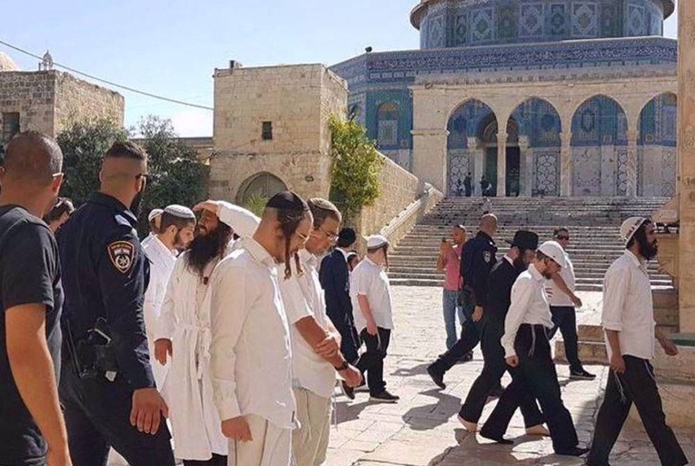 Peneroka haram menceroboh Masjid al-Aqsa sambil dikawal ketat pihak berkuasa Israel. - Agensi