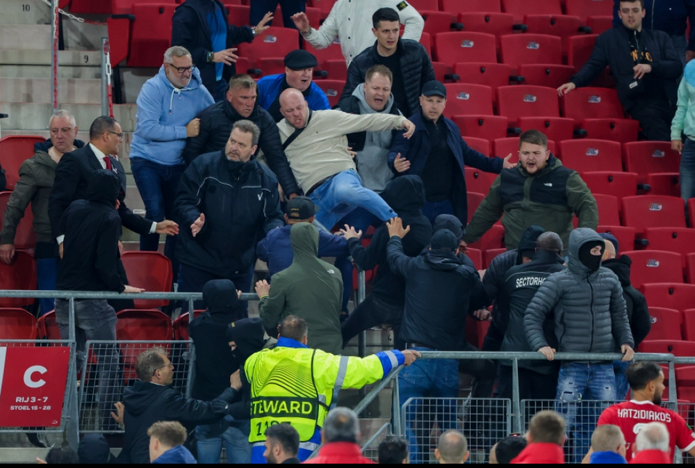 Antara insiden kekecohan penyokong yang berlaku di Stadion AFAS pada Mei lalu. - Foto AGENSI 