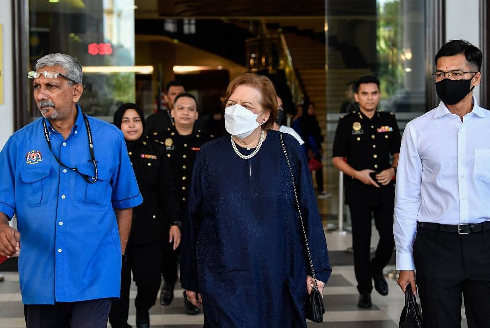 Zeti Akhtar Aziz (tengah) meninggalkan Kompleks Mahkamah Kuala Lumpur pada Rabu selepas hadir sebagai saksi pendakwaan dalam perbicaraan kes dihadapi Najib. Foto: Bernama