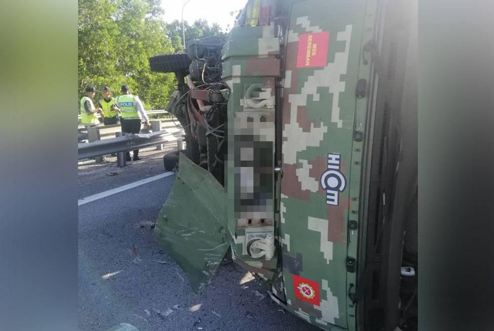 Trak yang dinaiki mangsa terbalik selepas dirempuh sebuah kereta yang terbabas di Kilometer 42.1 Lebuhraya Utara-Selatan Hubungan Tengah (ELITE) pada Selasa.