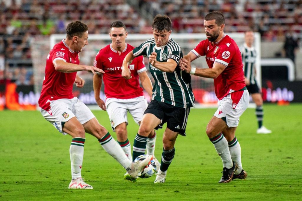 Pemain muda Manchester United, Dan Gore dicabar tonggak Wrexham, Callum McFadzean, Billy Waters dan Elliot Lee dalam perlawanan persahabatan pramusim di Stadium Snapdragon, San Diego. - Foto Getty Images