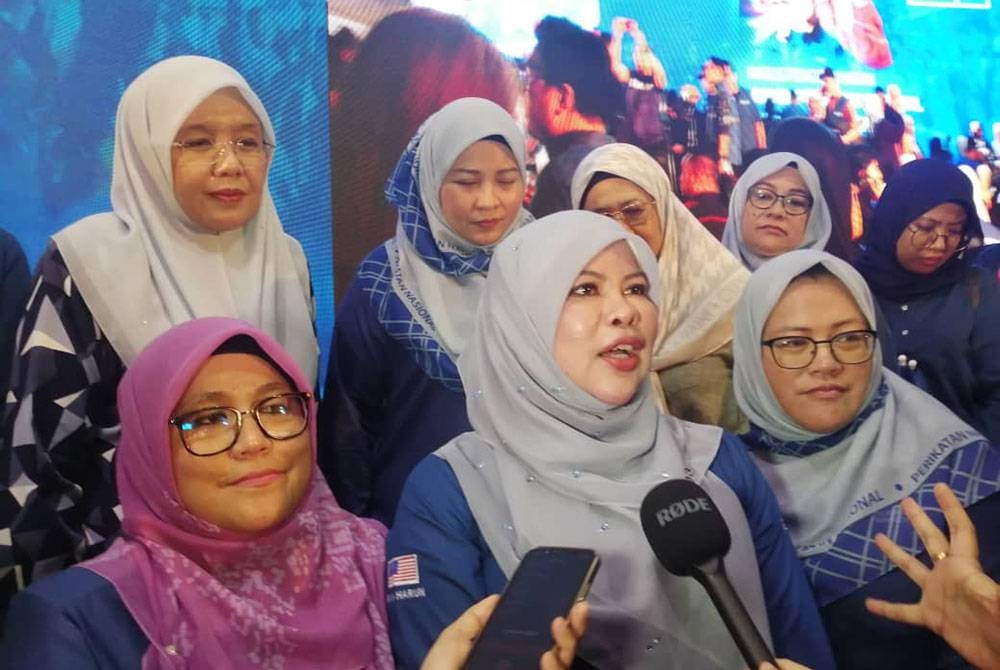 Rina (tengah) yang juga bekas Ahli Parlimen Titiwangsa akan bertanding di Batu Tiga.