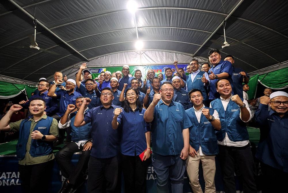 Calon-calon Perikatan Nasional (PN) bergambar bersama pada Pengistiharan Calon Pilihan Raya Negeri (PRN) Ke-15 Negeri Pulau Pinang malam ini. - Foto Bernama