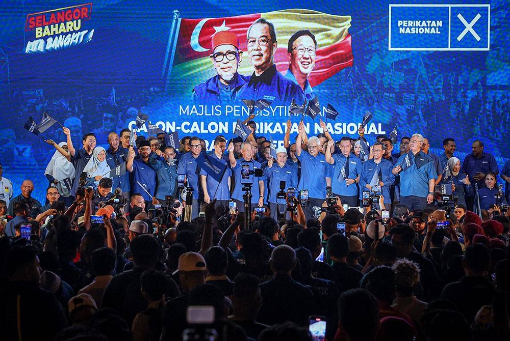 Muhyiddin bersama calon-calon PN Negeri Selangor pada Majlis Pengisytiharan Calon-Calon Perikatan Nasional Pilihan Raya Negeri (PRN) Selangor di Taman Medan malam Rabu. - Foto: Bernama