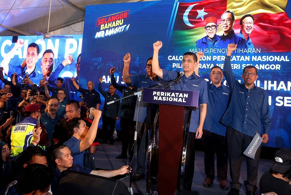 Mohamed Azmin ketika hadir pada Majlis Pengisytiharan Calon-Calon Perikatan Nasional PRN Selangor di Taman Medan pada Rabu. Foto: Bernama