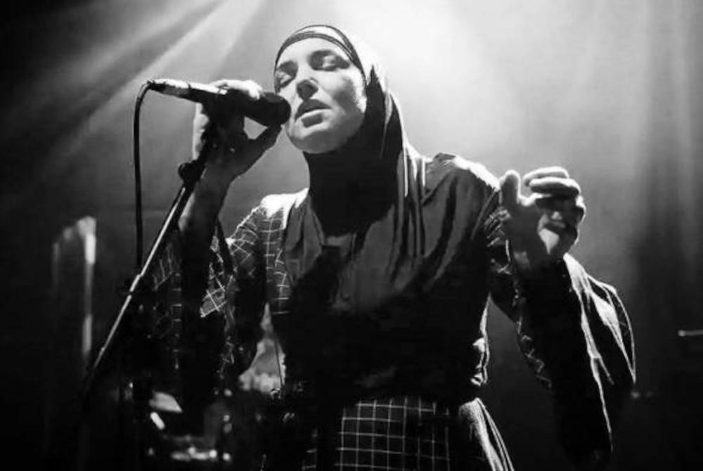 Sinead O'Connor atau nama Islamnya, Shuhada' Sadaqat mula menempa nama dalam carta muzik global pada era 90-an. - Foto Twitter/@YusufCatStevens