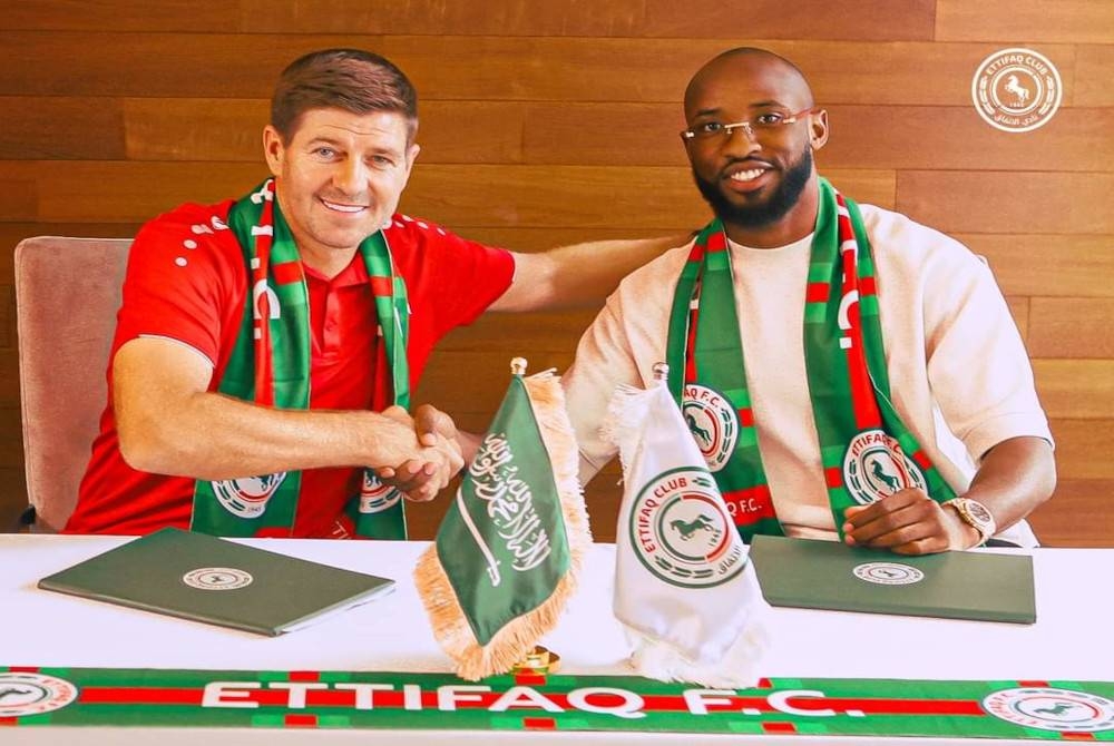 Dembele bersama pengendali Al-Ettifaq, Steven Gerrard.