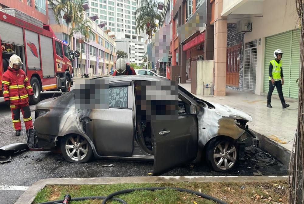 Mayat mangsa ditemui dalam kereta yang terbakar di kawasan parkir Jalan Putra Square 7, Sri Dagangan di sini pada Khamis.