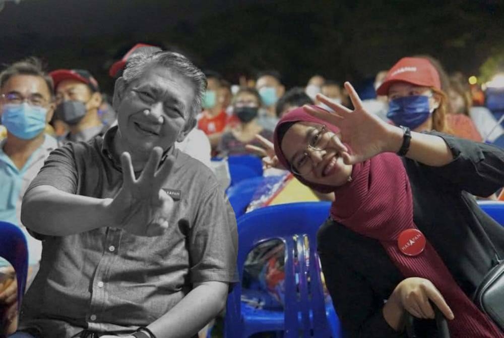 Perkongsian gambar Fatihah bersama Allahyarham bapanya di Facebooknya pada Khamis.