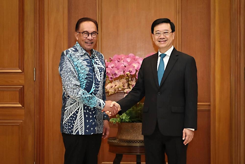 Anwar bersama John Lee Ka-chiu semasa menerima kunjungan hormat Ketua Eksekutif Wilayah Pentadbiran Khas Hong Kong (HKSAR) itu di Bangunan Perdana Putra pada Khamis. - Foto Bernama