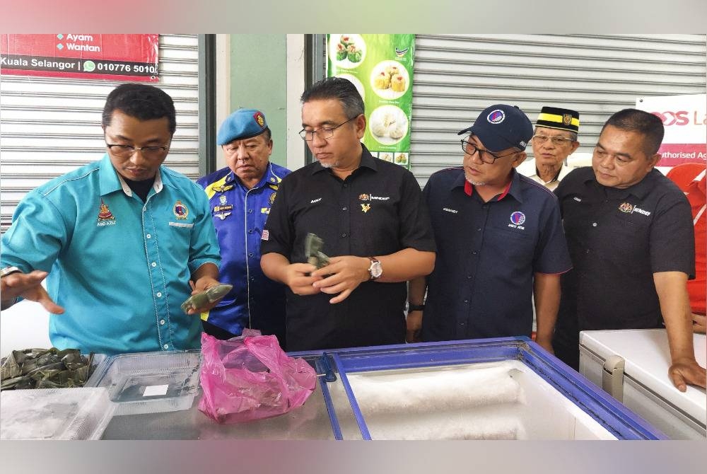 Adly (tiga dari kanan) melihat produk usahawan Mindef pada Program Peduli dan Sembang Santai Persatuan Veteran ATM Peringkat Selangor di Pasir Penambang, di sini pada Khamis.