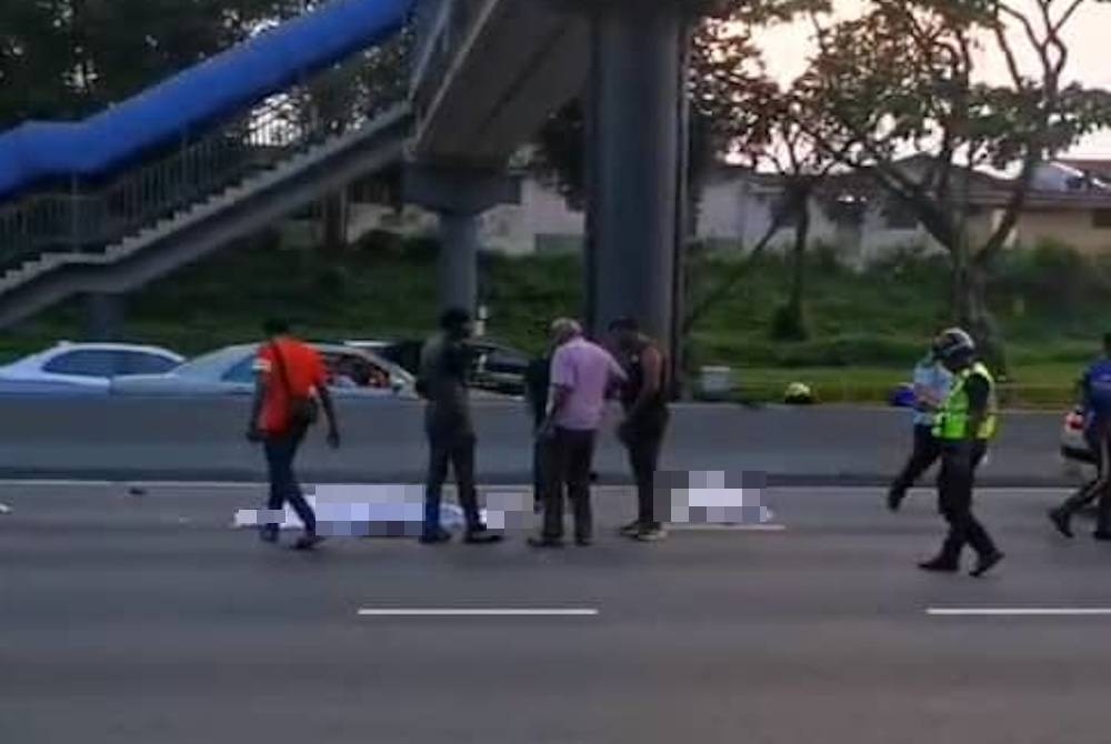 Tiga lelaki maut selepas motosikal dinaiki mereka dipercayai terbabas sebelum digilis kenderaan lain di Jalan Johor Bahru-Ayer Hitam berhampiran sebuah pasar raya di Tampoi di sini pada Khamis.