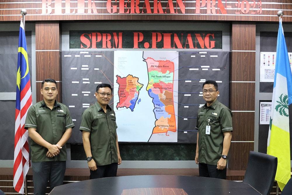 Pengarah SPRM Pulau Pinang, Tuan Ruslan Tuan Mat (kanan) meninjau Bilik Gerakan PRN yang akan mula beroperasi Jumaat sehingga pilihan raya selesai pada 13 Ogos depan.