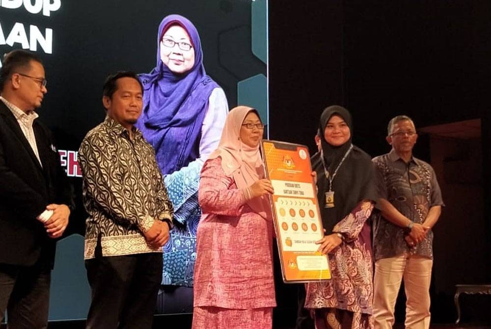 Fuziah (tengah) menyampaikan sumbangan kepada wakil penerima Inisiatif Rintis Bantuan Bantuan Tanpa Tunai pada Program Outreach Sara Hidup dan Advokasi dan Kepenggunaan Peringkat Negeri Kelantan, di sini pada Rabu.