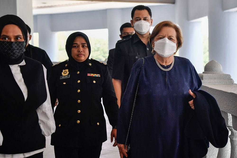 Zeti (kanan) hadir bagi memberi keterangan dalam perbicaraan kes 1Malaysia Development Bhd (1MDB) melibatkan Datuk Seri Najib Tun Razak di Mahkamah Tinggi, pada Khamis. - Foto Bernama