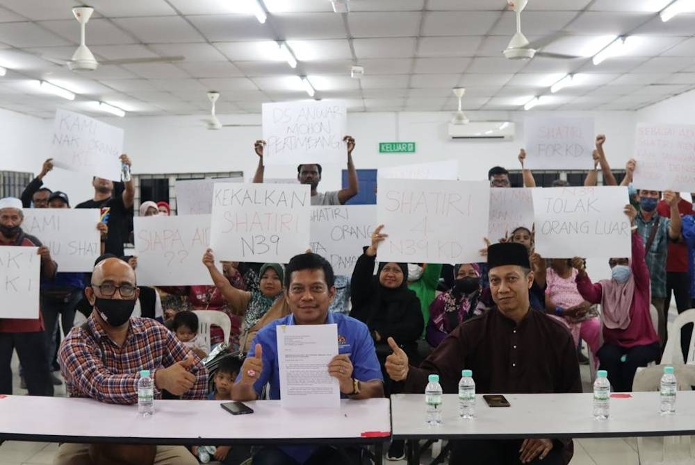 Karim (tengah) bersama penduduk membantah pencalonan Amin sebaliknya meminta Shatiri dikekalkan sebagai calon PH DUN Kota Damansara.