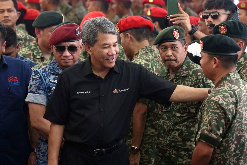 Mohamad menghadiri Majlis Pecah Tanah Kem dan Rumah Angkatan Tentera bagi Pusat Latihan Kor Polis Tentera Diraja dan Army Red Warrior di Tapak Pusat Latihan Kor Polis Tentera Diraja pada Khamis. - Foto Bernama