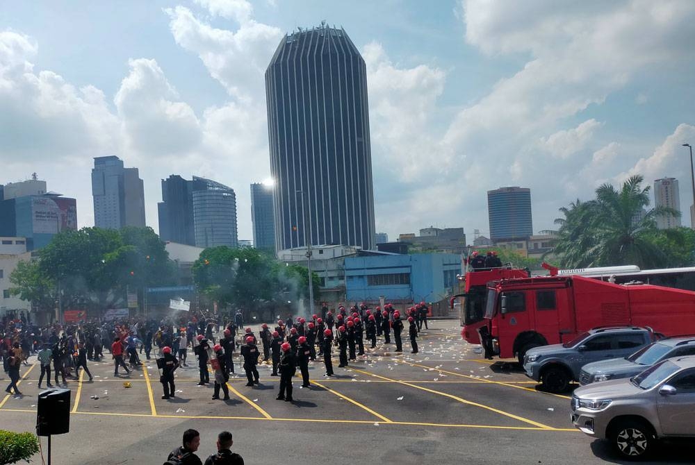 Simulasi latihan amal ketenteraman sempena PRN dilakukan oleh PDRM Selangor di Petaling Jaya pada Khamis.