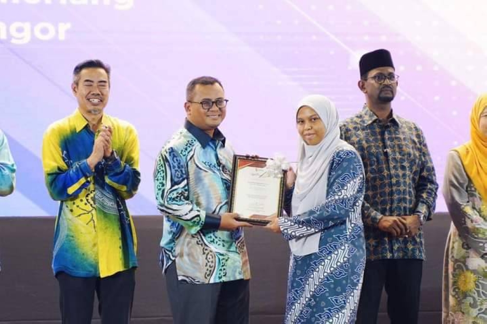 Amirudin (dua dari kiri) turut berkongsi gambar sempena program di UPM pada Khamis.