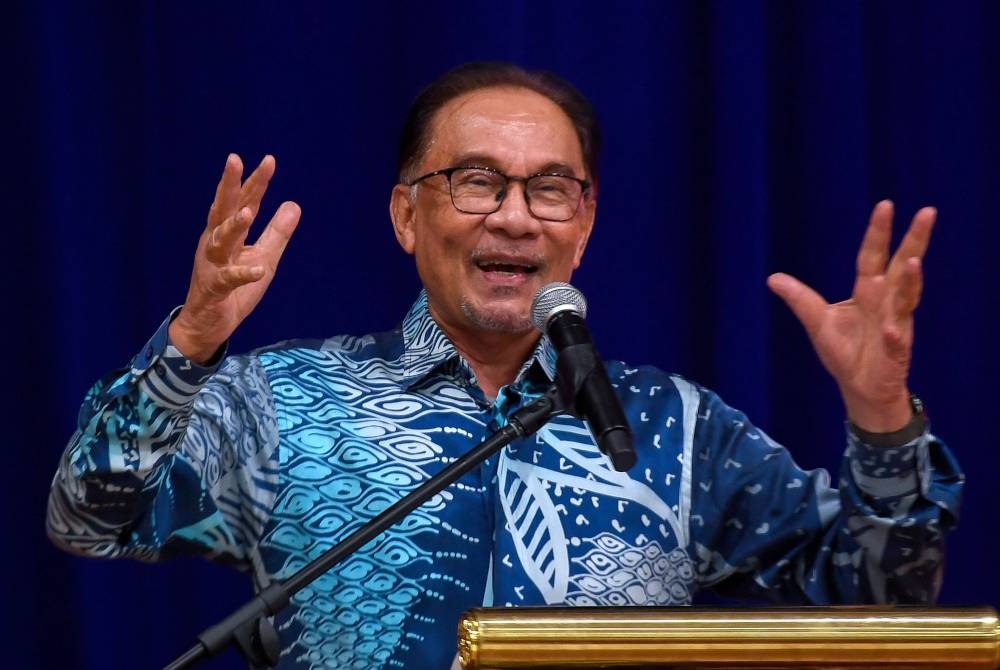 Anwar menyampaikan ucapan pada Majlis Apresiasi Guru-Guru Peringkat Negeri Sembilan di Dewan Majlis Bandaraya Seremban pada Khamis. - Foto Bernama