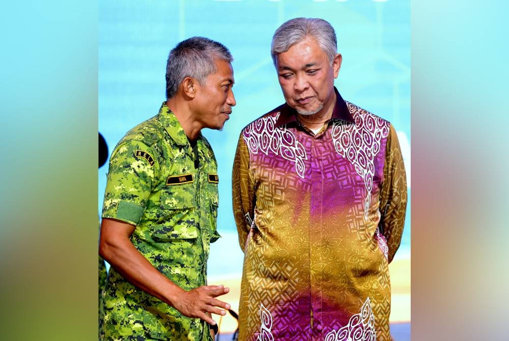 Ahmad Zahid (kanan) berbual dengan Yahya pada program Ramah Mesra Bersama Anggota Rela Negeri Sembilan di Dewan The Grand, pada Khamis. - Foto Bernama