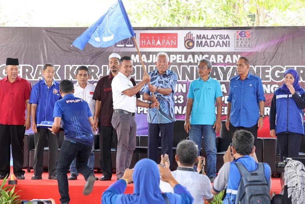 Mahdzir (empat, kanan) menyerahkan panji-panji kepada wakil gerak kerja PRN bagi DUN Pedu dan DUN Kuala Nerang di Dataran Lembaga Kemajuan Wilayah Kedah (KEDA), pada Khamis.