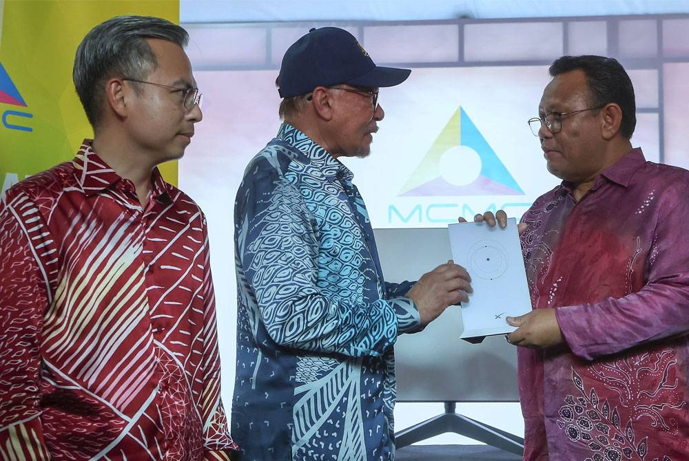 Anwar (dua dari kiri) menyerahkan peranti Internet satelit Starlink kepada Prof Dr Mohd Sazili (kanan) sempena Karnival Segalanya Felda Bersama Perdana Menteri Peringkat Felda Wilayah Raja Alias di Dataran Seri Jempol, pada Khamis. Turut kelihatan, Fahmi (kiri). - Foto Bernama