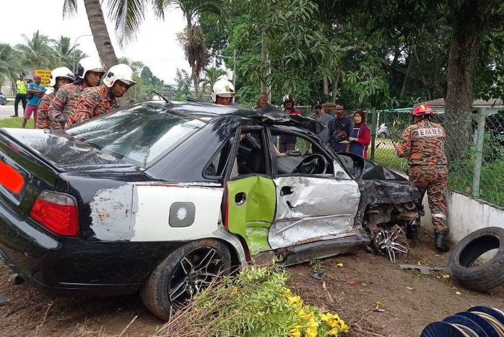 Seorang warga emas maut dalam kemalangan membabitkan kereta dan lori tangki di Kilometer 3 Jalan Mersing-Endau, Mersing, pada Khamis.