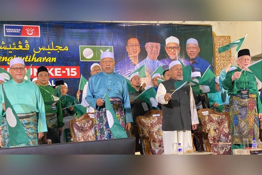 Mohd Amar (kiri) pada Majlis Pengisytiharan Calon PRU DUN ke-15 Perikatan Nasional (PN) Kelantan di Dataran Warisan Stadium Sultan Muhammad IV, Kota Bharu pada Khamis.