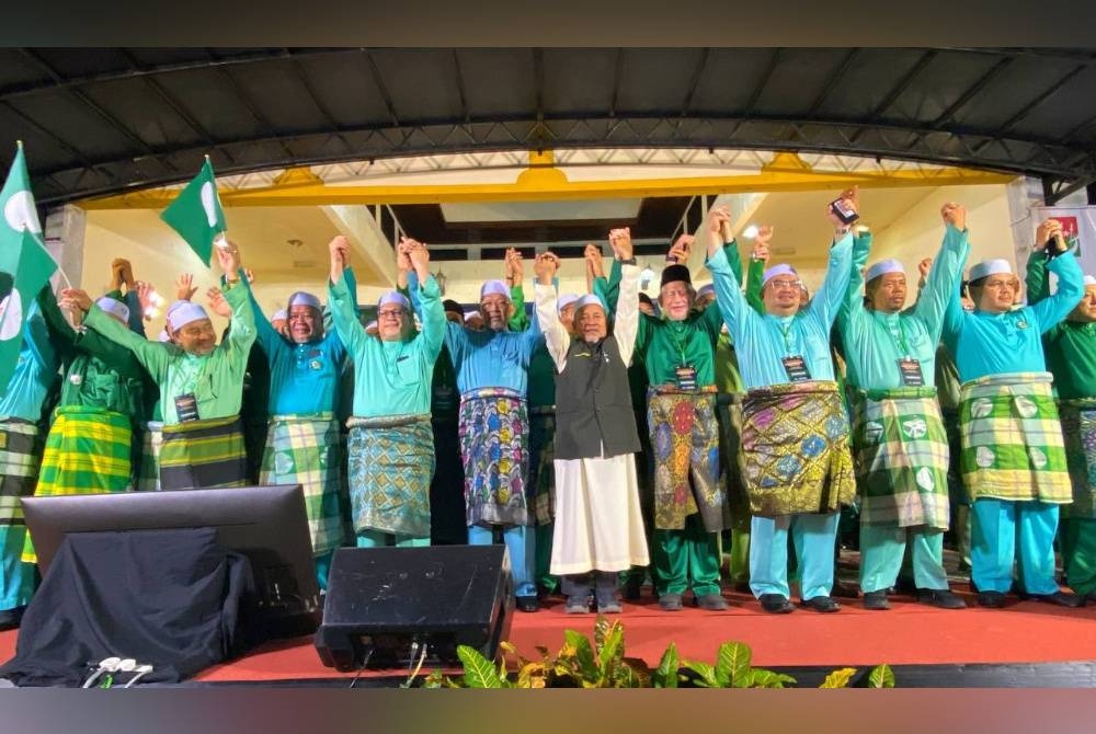 Tuan Ibrahim (tengah) bersama calon-calon PH bagi PRN Kelantan.