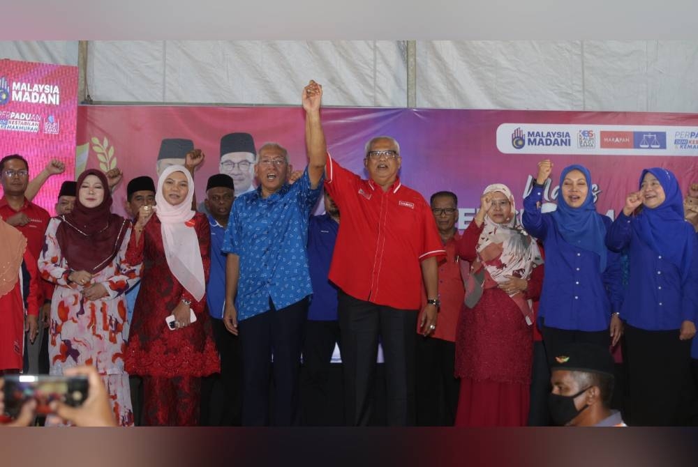 Mahdzir dan Mahfuz bersama calon PH-BN yang bakal bertanding dalam PRN Kedah Ogos ini.